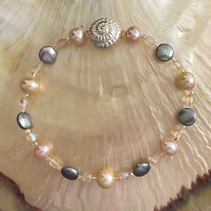 Summer Cottage stretch bracelet on gold shell / Arpaia beachlove