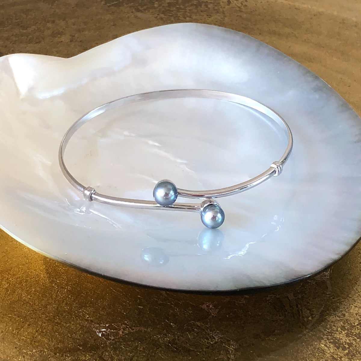Dove Gray Pearl & Sterling Silver Bangle Bracelet  / beachlove collection by Arpaia