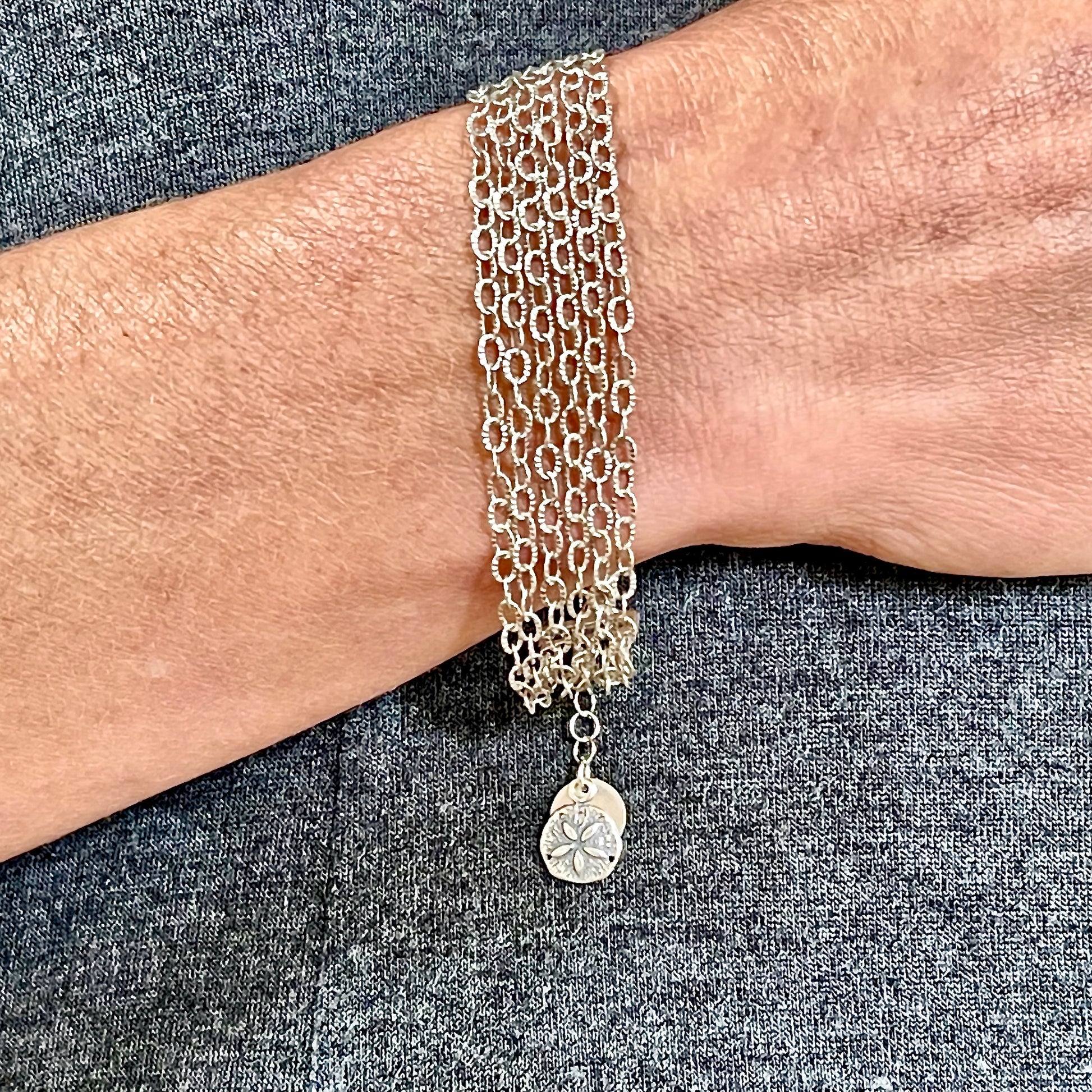 Closeup / beachlove silver chain bracelet on model